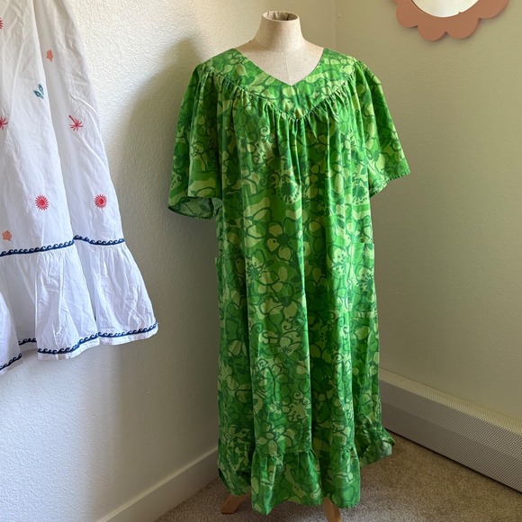 Anthony Richards Dresses & Skirts - Anthony Richards Green Floral Muumuu Lounger Dress V-Neck Pockets Vintage Style